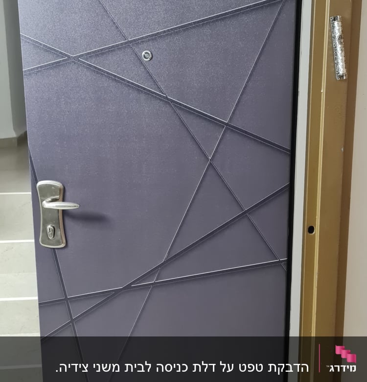 דלת מתכת אפורה עם עיצוב גיאומטרי